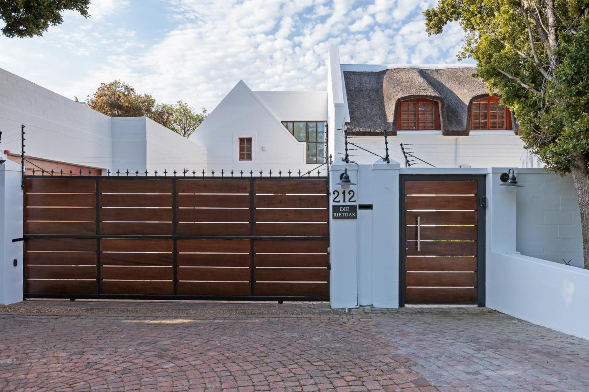 Die Rietdak - Reetdachhaus Mit Vier Schlafzimmern Cape Town Ngoại thất bức ảnh