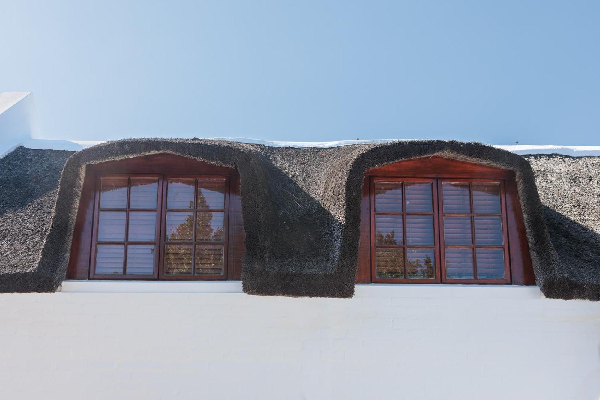 Die Rietdak - Reetdachhaus Mit Vier Schlafzimmern Cape Town Ngoại thất bức ảnh