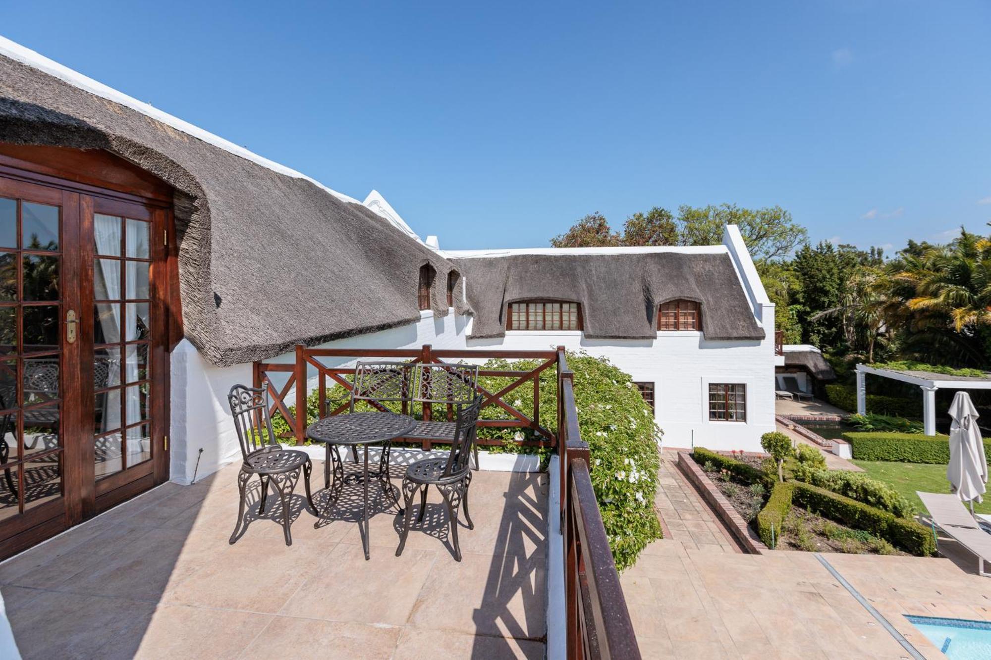 Die Rietdak - Reetdachhaus Mit Vier Schlafzimmern Cape Town Ngoại thất bức ảnh