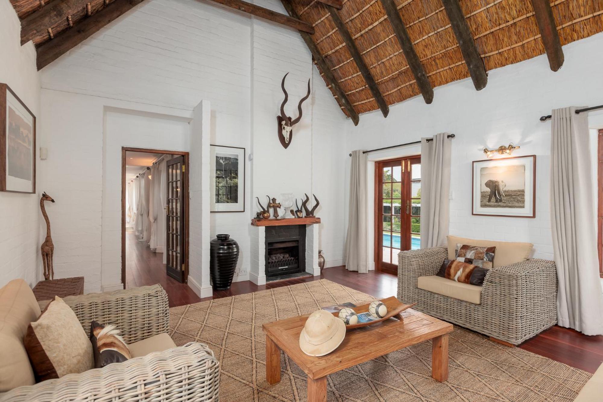 Die Rietdak - Reetdachhaus Mit Vier Schlafzimmern Cape Town Ngoại thất bức ảnh